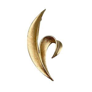 Vintage Signed Trifari Gold Tone Abstract Leaf Pin Turned Leaf Statement Brooch